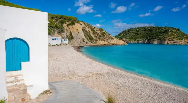 Malownicza plaża w Alicante z białymi domkami i turkusową wodą. Idealne miejsce na relaks.