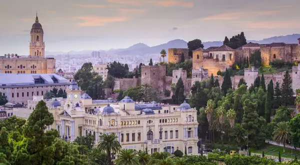 Malaga atrakcje: Katedra, Alcazaba i pałac na wzgórzu, otoczone zielenią i miastem.