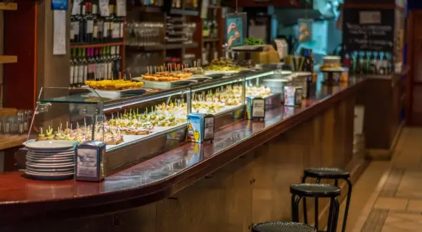 Tapas na ladzie, gotowe do podania. Po hiszpańsku poproszę rachunek.