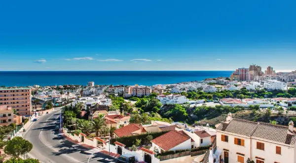 Piękna, słoneczna pogoda w Torrevieja. Widok na miasto, morze i białe domy z czerwonymi dachami.