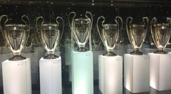 Trofea Ligi Mistrzów na stadionie Realu Madryt. Błyszczące puchary świadczą o wielkiej historii klubu.