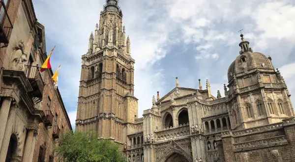 Majestatyczna katedra w Toledo, z jej strzelistą wieżą i bogato zdobioną fasadą, góruje nad miastem.