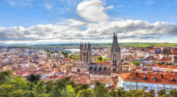 Widok na katedrę w Burgos, Hiszpania, z wieżami górującymi nad miastem.