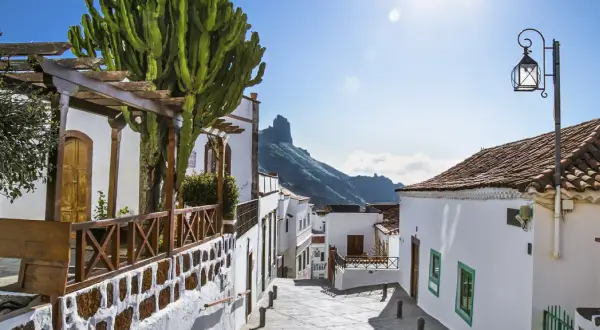 Urokliwa uliczka w Tejeda, Gran Canaria, z kaktusem i widokiem na góry.