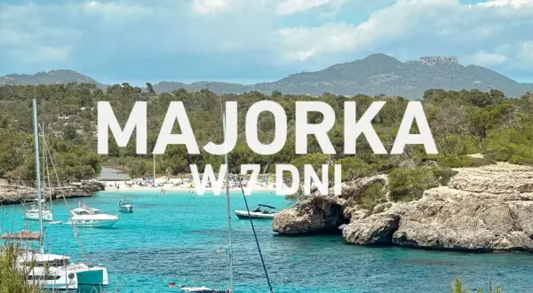 Malownicze zatoczki Majorki, turkusowa woda, białe łodzie i zielone wzgórza. Idealne miejsce na wakacje.