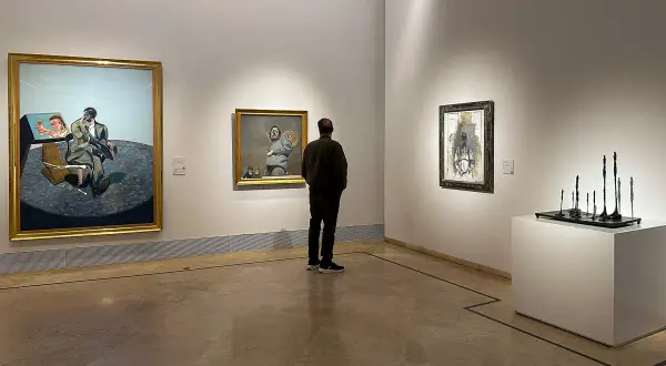 W muzeum Thyssen-Bornemisza zwiedzający kontempluje dzieła sztuki, w tym portret Bacona.