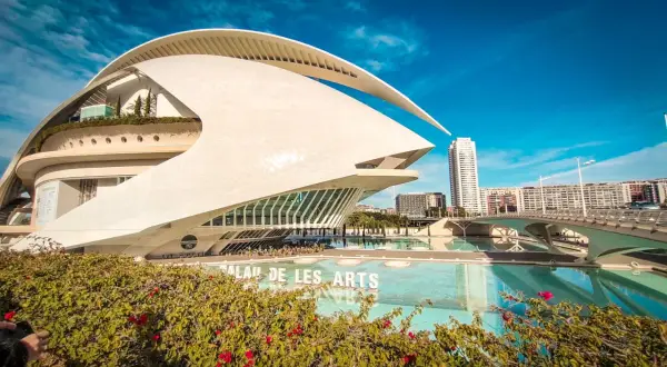 Nowoczesna architektura Palau de les Arts Reina Sofía w Valencia Plaza, odbijająca się w wodzie.