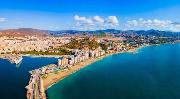 Malaga z czego słynie? Z pięknych plaż, portu i malowniczego wybrzeża Costa del Sol, otoczonego wzgórzami.