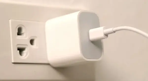 Ładowarka podłączona do gniazdka elektrycznego. W Hiszpanii takie gniazdka są powszechne.