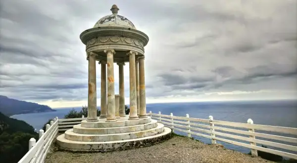 Monumentalna budowla z kolumnami na klifie, z widokiem na morze. To Son Marroig, miejsce o niezwykłej atmosferze.