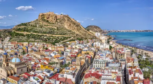 Alicante w lutym: słoneczna pogoda zachęca do spacerów po plaży i zwiedzania zamku Santa Bárbara. Widok na miasto i morze.