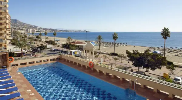 Malaga jaki to region? Słoneczna plaża, basen i palmy – idealne miejsce na wakacje na Costa del Sol.
