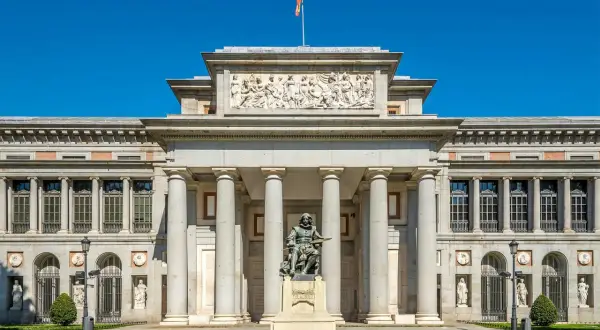 Pomnik Velázqueza przed Muzeum Prado. Warto odwiedzić to muzeum prado za darmo, by podziwiać sztukę.