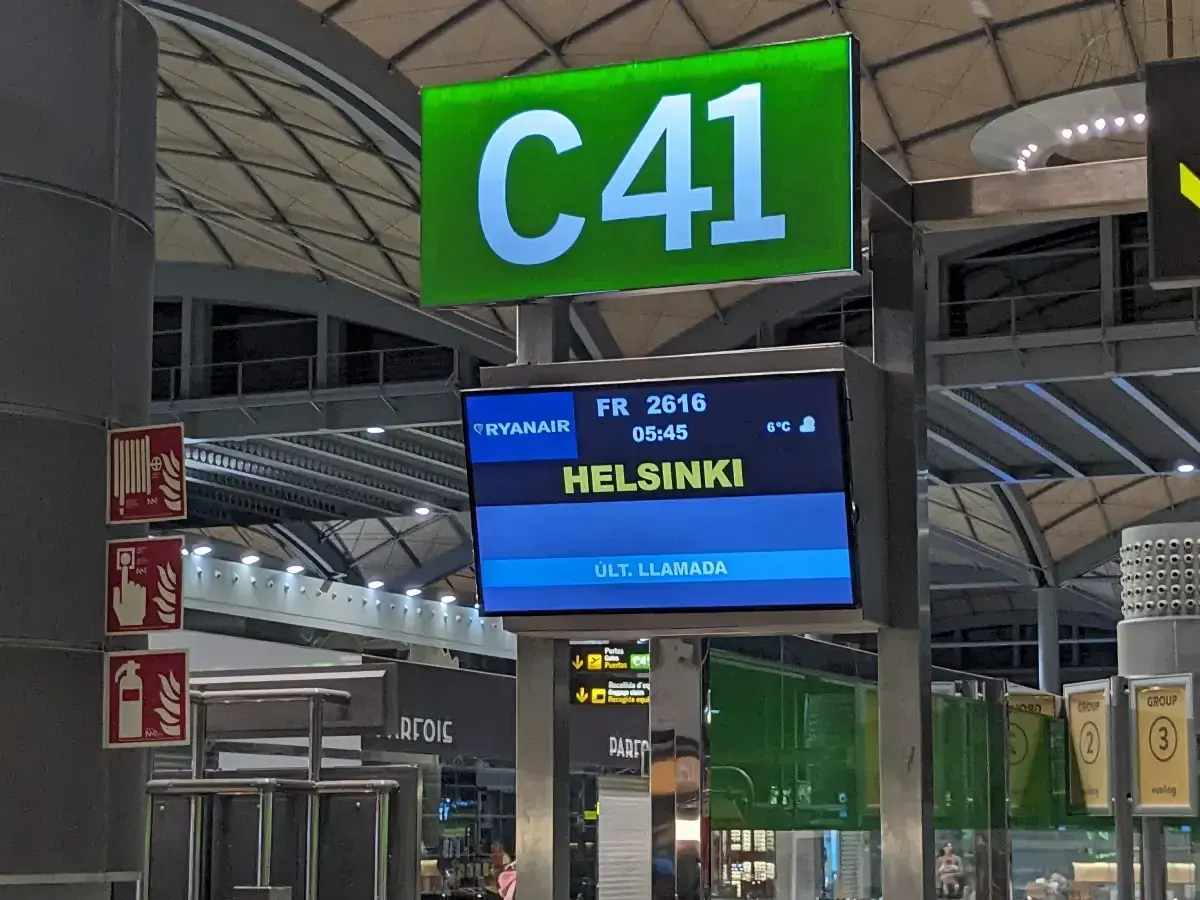 Lotnisko Alicante: tablica informacyjna pokazuje lot Ryanair do Helsinek o 05:45.