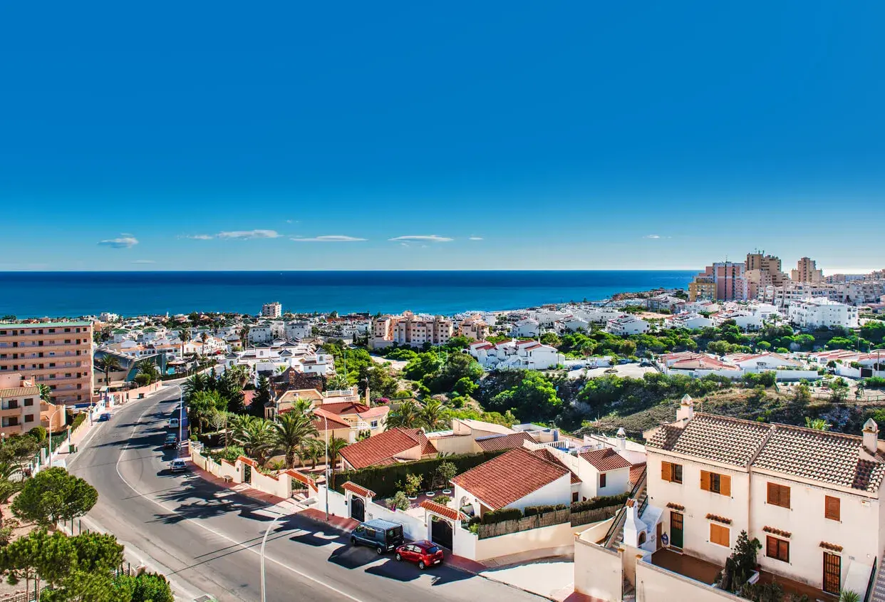 Piękna, słoneczna pogoda w Torrevieja. Widok na miasto, morze i białe domy z czerwonymi dachami.