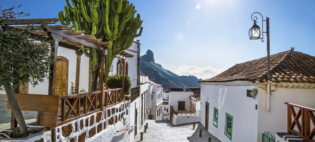 Urokliwa uliczka w Tejeda, Gran Canaria, z kaktusem i widokiem na góry.