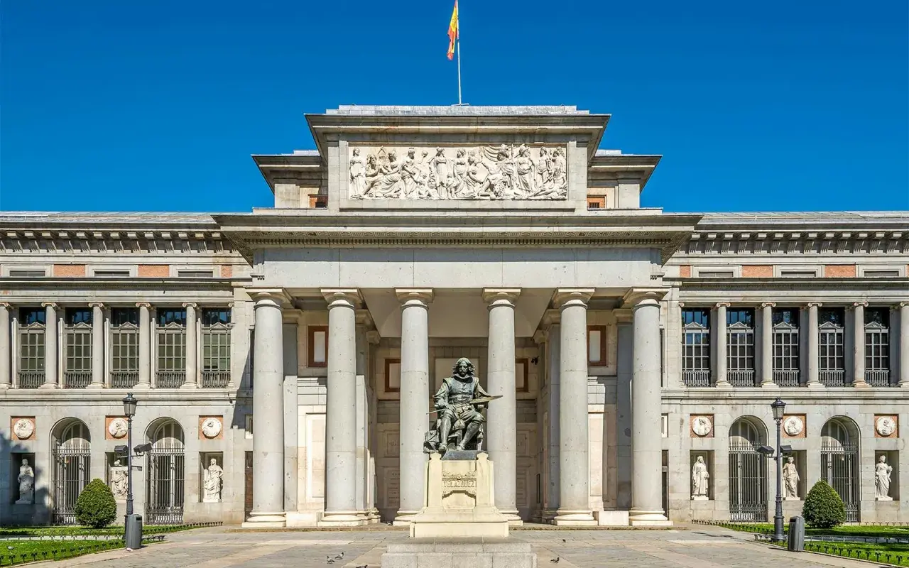 Pomnik Velázqueza przed Muzeum Prado. Warto odwiedzić to muzeum prado za darmo, by podziwiać sztukę.