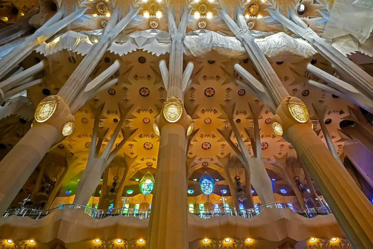 Wnętrze Sagrada Familia zachwyca jak las z kamienia. Ciekawostki o tej budowli to m.in. jej drzewiaste kolumny i świetliki.