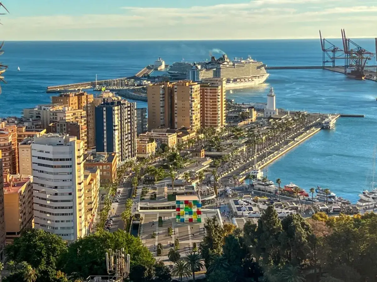 Malaga jaki to region? Widok na port z luksusowymi statkami, latarnią morską i palmami. Miasto w Andaluzji, Hiszpania.
