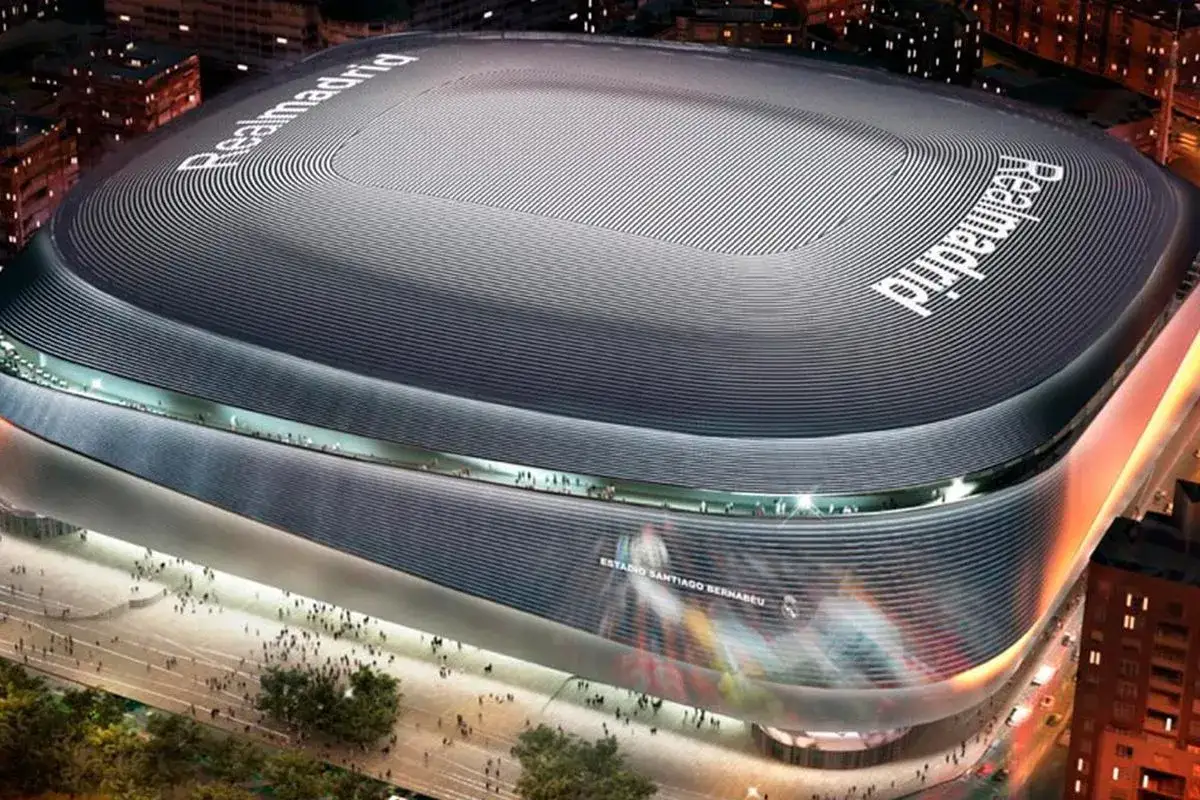 Nowoczesny stadion Realu Madryt, Santiago Bernab&eacute;u, lśni w nocnym świetle, gotowy na kolejne emocje.