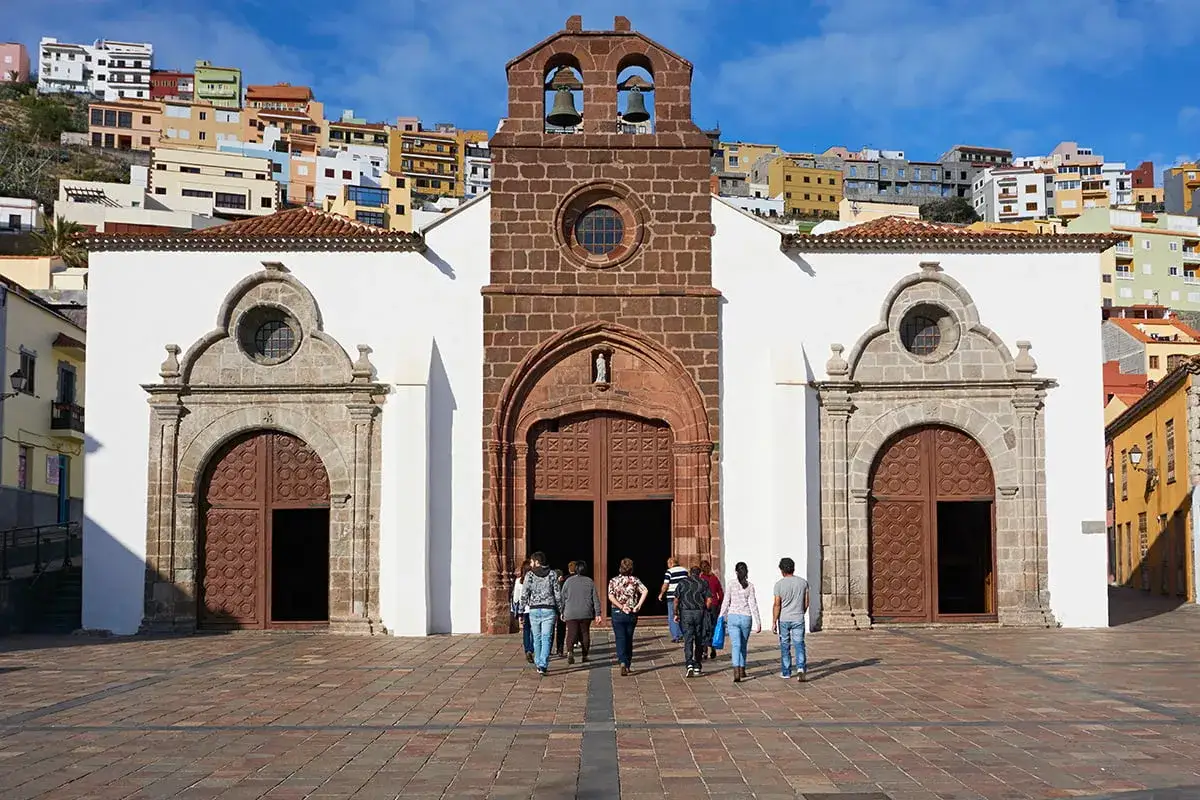 Kościół w San Sebastián de La Gomera, jedno z głównych la gomera atrakcje, z kolorowymi domami na wzgórzu w tle.