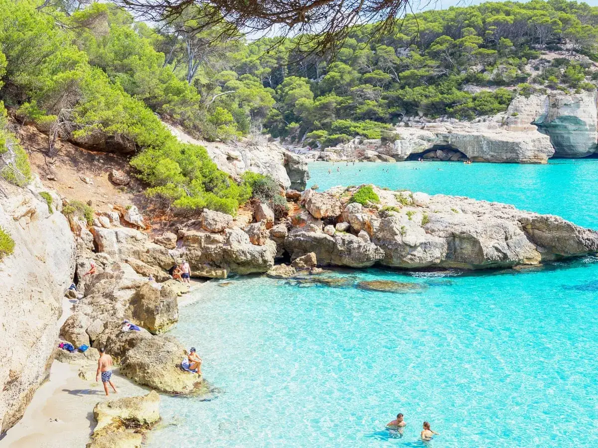 Malownicza zatoka z turkusową wodą i skalistymi brzegami, idealna na wakacje. Piękne plaże w Hiszpanii zachwycają.