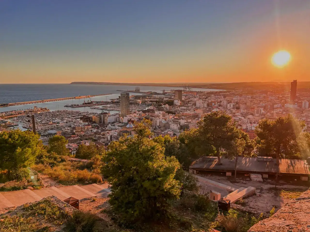 Zachód słońca nad Alicante. Widok na port, miasto i morze, idealne na wakacje.