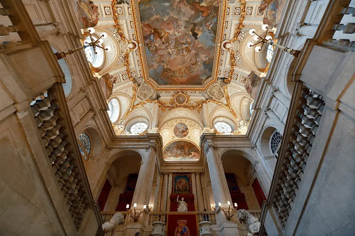 Wspaniałe sklepienie z freskami w Madrycie, Pałac Królewski, zachwyca złotymi zdobieniami i monumentalnymi schodami.