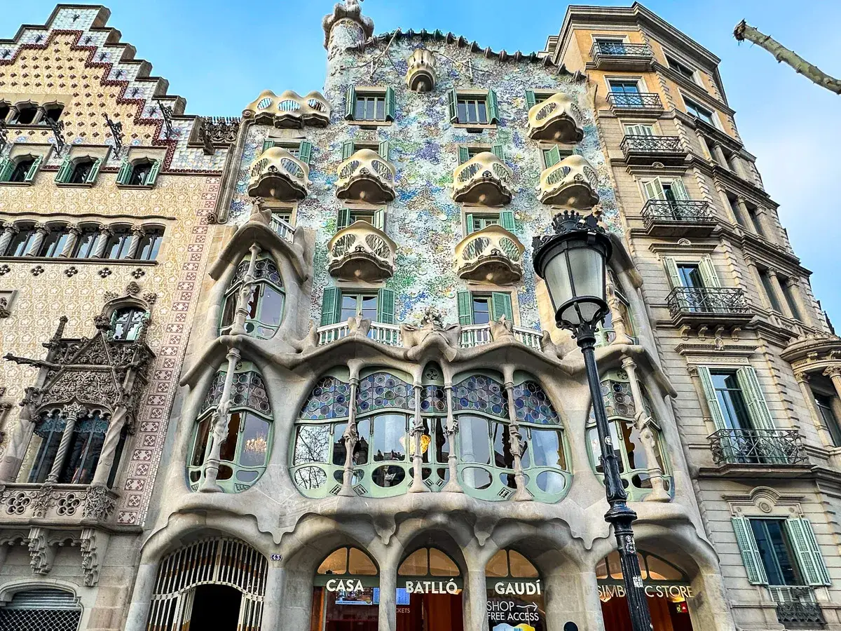 Fasada Casa Batlló w Barcelonie, dzieło Gaudiego, zachwyca organicznymi kształtami i kolorową mozaiką.