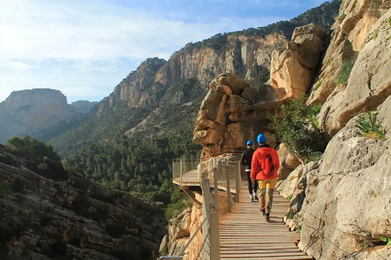 Spacerzy po wąwozie El Caminito del Rey, jednym z najpiękniejszych miejsc w Andaluzji. Widok zapiera dech w piersiach!