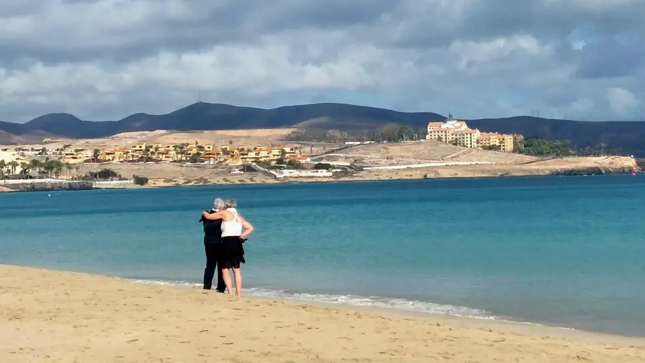 Para w objęciach na plaży Fuerteventury. Styczeń, a pogoda sprzyja spacerom brzegiem morza.