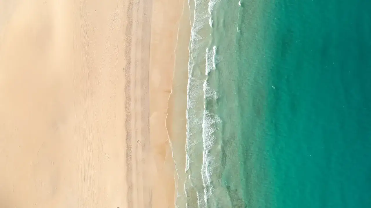 Plaża na Fuerteventurze w lutym. Piasek i turkusowa woda, idealna pogoda na spacer.