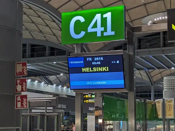Lotnisko Alicante: tablica informacyjna pokazuje lot Ryanair do Helsinek o 05:45.