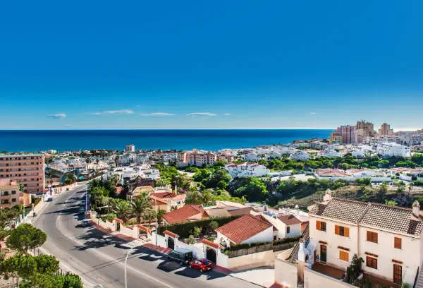 Piękna, słoneczna pogoda w Torrevieja. Widok na miasto, morze i białe domy z czerwonymi dachami.