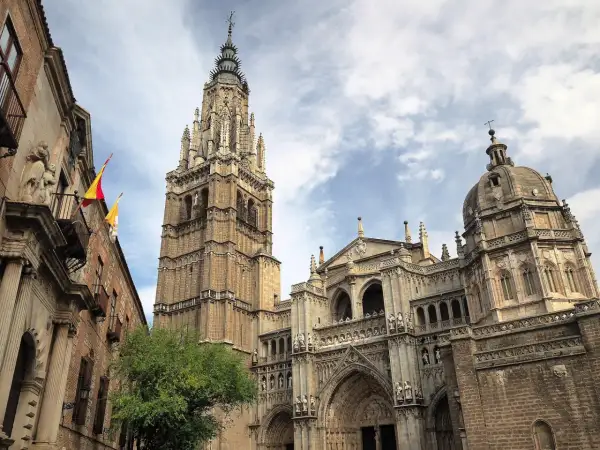 Majestatyczna katedra w Toledo, z jej strzelistą wieżą i bogato zdobioną fasadą, góruje nad miastem.
