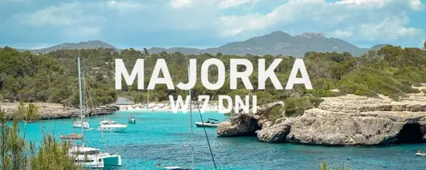 Malownicze zatoczki Majorki, turkusowa woda, białe łodzie i zielone wzgórza. Idealne miejsce na wakacje.