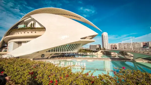 Nowoczesna architektura Palau de les Arts Reina Sofía w Valencia Plaza, odbijająca się w wodzie.