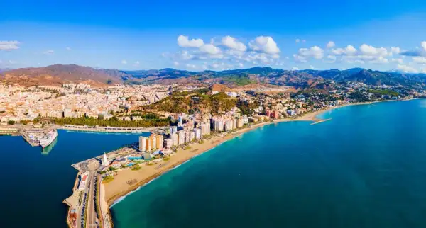 Malaga z czego słynie? Z pięknych plaż, portu i malowniczego wybrzeża Costa del Sol, otoczonego wzgórzami.