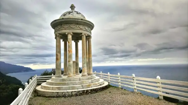 Monumentalna budowla z kolumnami na klifie, z widokiem na morze. To Son Marroig, miejsce o niezwykłej atmosferze.