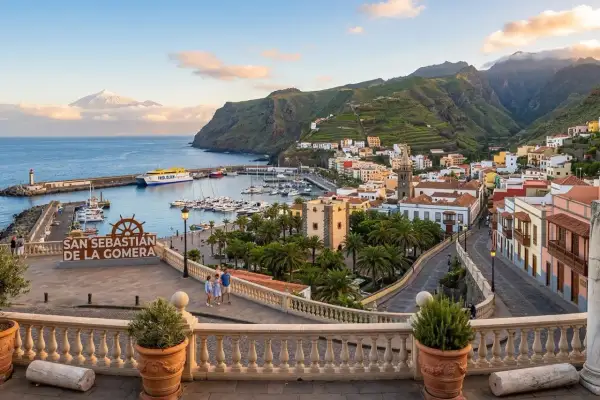 San Sebastián de La Gomera, port z jachtami i widokiem na góry. Atrakcje La Gomery zachwycają o każdej porze dnia.