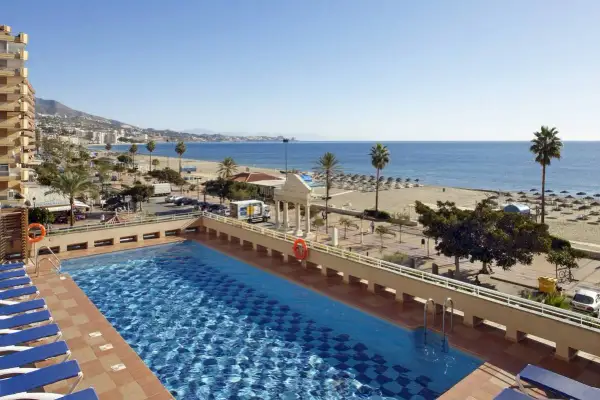 Malaga jaki to region? Słoneczna plaża, basen i palmy – idealne miejsce na wakacje na Costa del Sol.