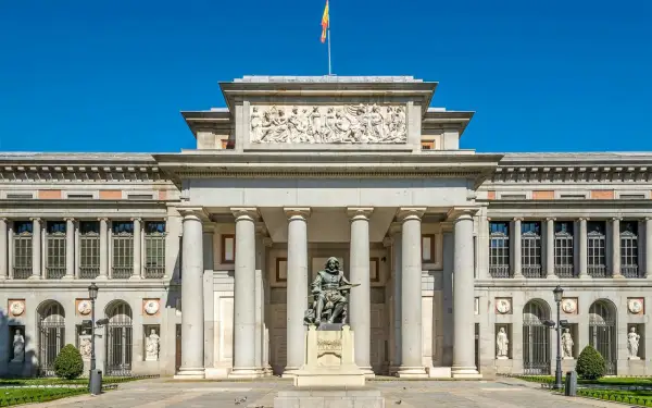 Pomnik Velázqueza przed Muzeum Prado. Warto odwiedzić to muzeum prado za darmo, by podziwiać sztukę.